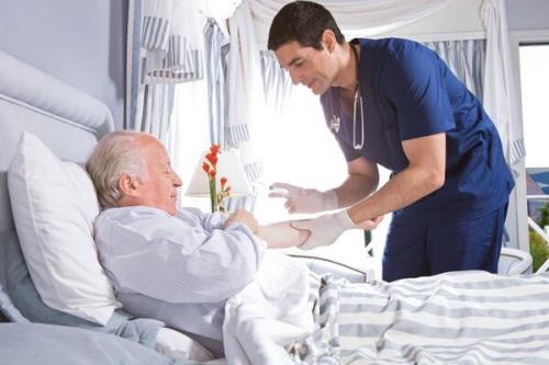 پرستار سالمند برای چه افرادی مناسب می باشد و چه وظایفی دارد؟